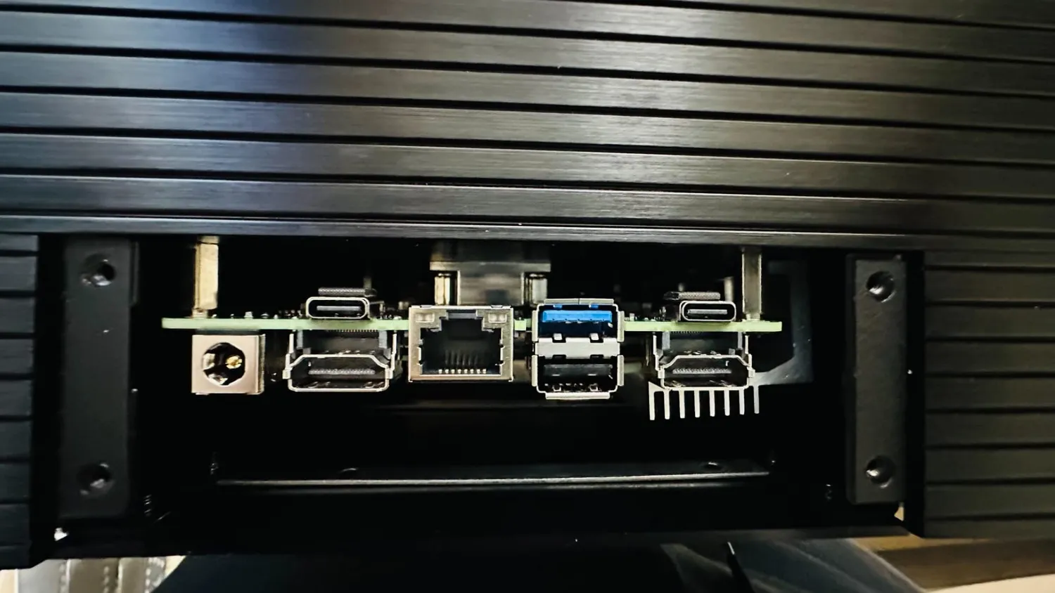 AKASA Turing TN Gehäuse lüfterlos für NUC 11