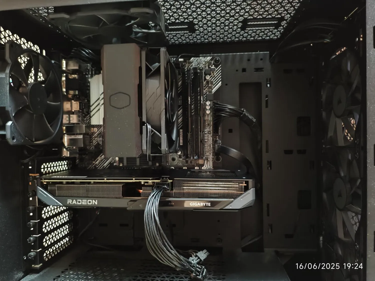 AMD Radeon RX 9060 XT Gaming OC Grafikkarte 16GB GDDR6