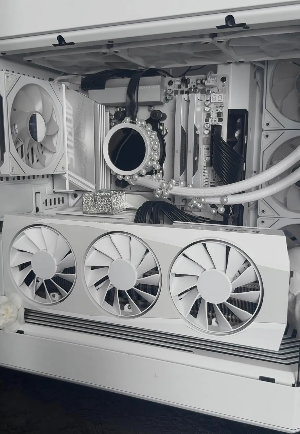 XFX Quicksilver RX 9070 XT Grafikkarte 16GB Weiß QICK