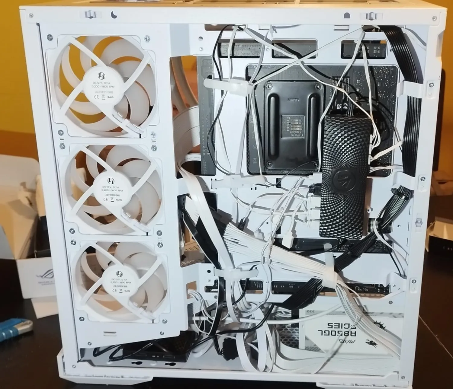 Lian Li Vector V100 PC-Gehäuse ATX Glas weiß 4 Lüfter