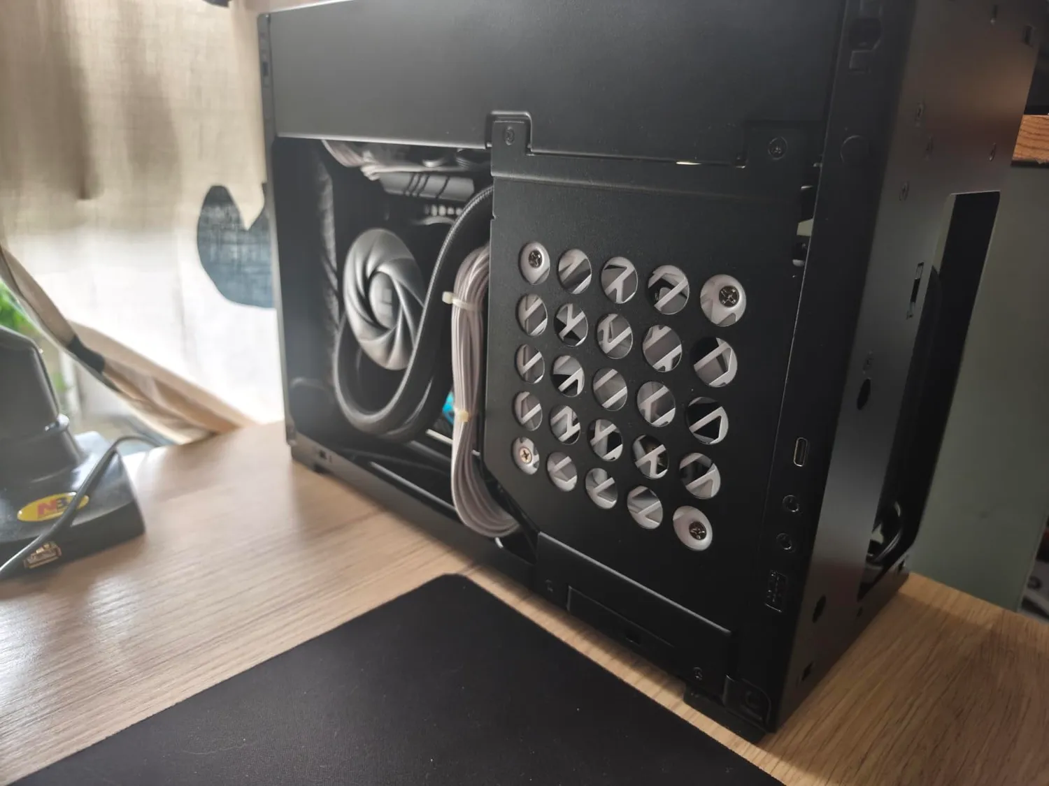 Lian Li DAN A4-H2O PC-Gehäuse schwarz Mini-ITX 11L