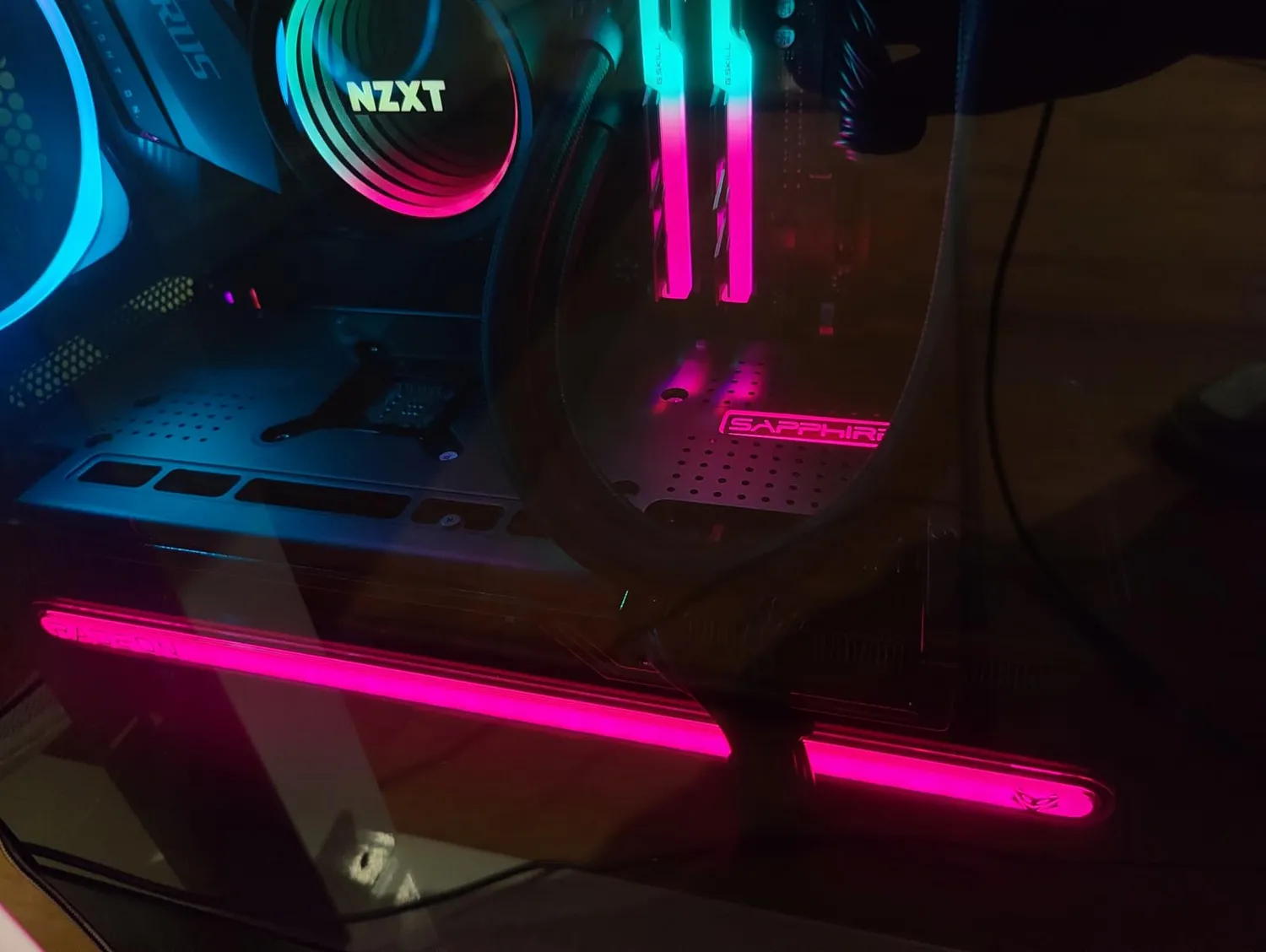 Sapphire Nitro+ Radeon RX 7700 XT Grafikkarte 12GB GDDR6