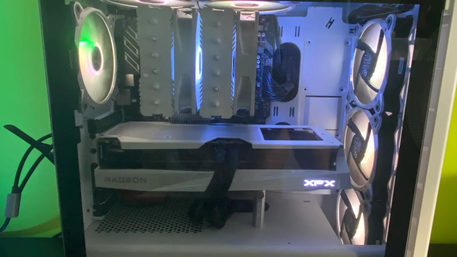 XFX Quicksilver RX 9070 XT Grafikkarte 16GB Weiß QICK